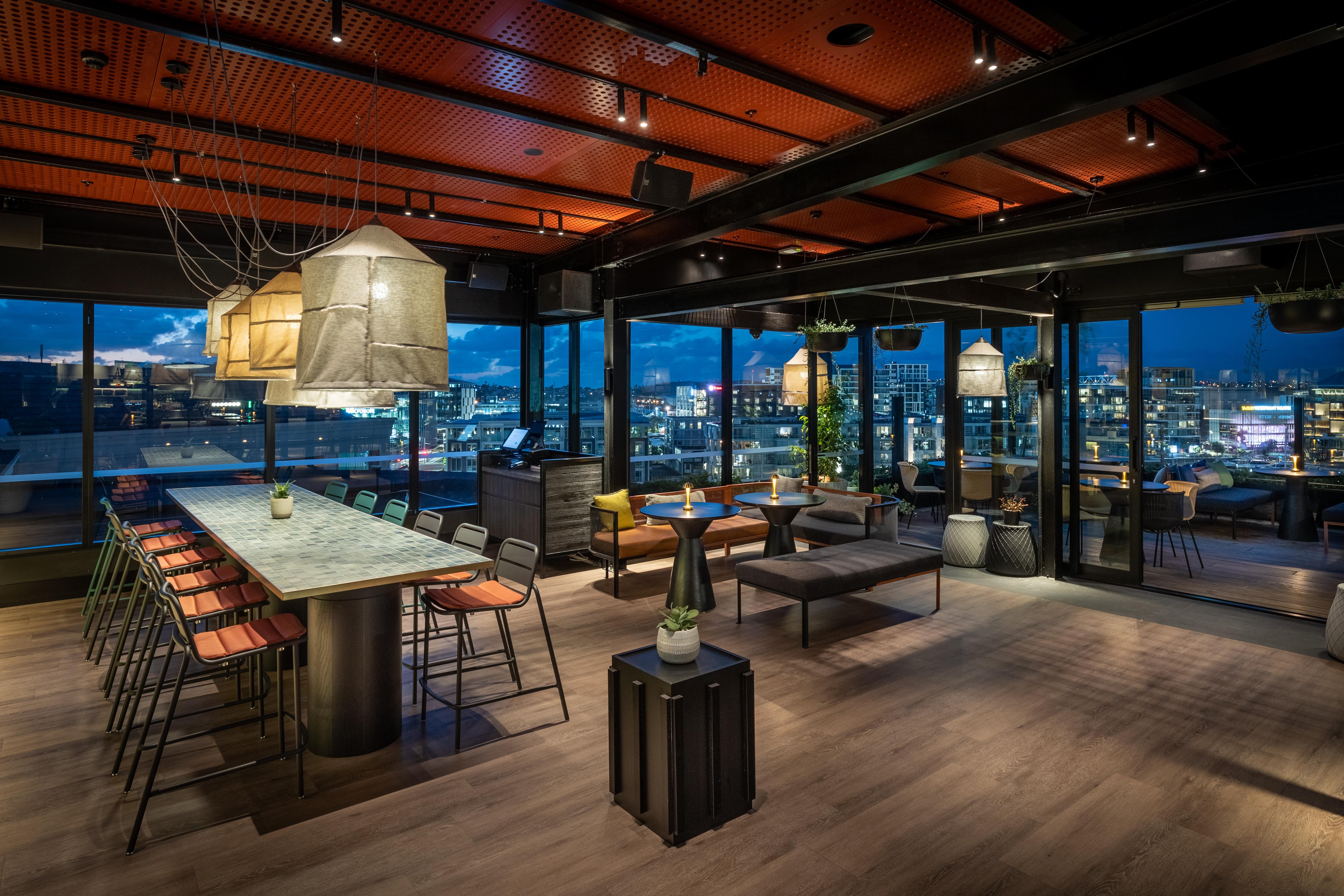 Hotel Qt Auckland Zewnętrze zdjęcie The rooftop bar at the Standard East Village